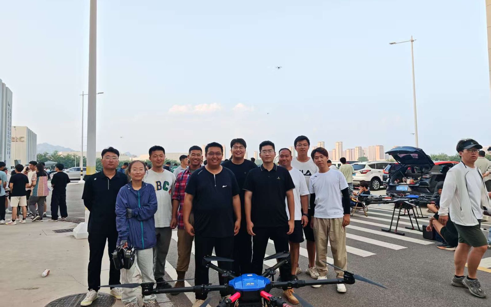 无人机训练团队与教学无人机合影