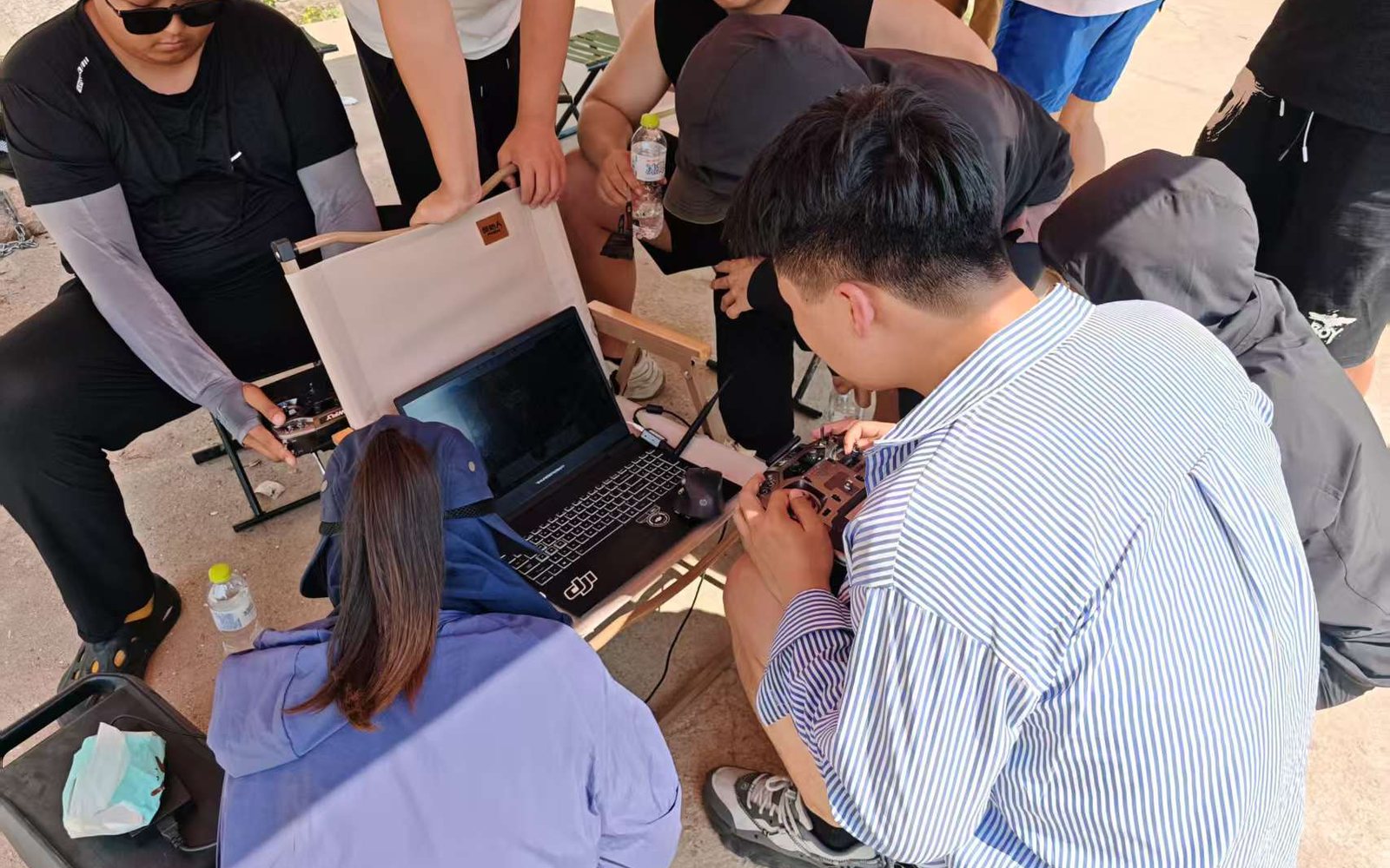 教员现场指导学员操作无人机
